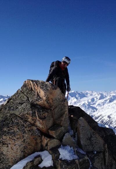 Weiter oben am ausgesetzten Grat, kurz vor dem Gipfel wird's wieder leicht. Meist stapft man im Schnee die letzten Meter zum Gipfelkreuz.