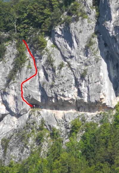 Von der Rathlucken Hütte sieht man den Höhenweg und die Route.