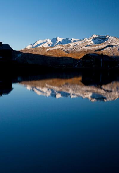 Der Klagenfurter Jubiläumsweg führt über den langen Grat vom Hochtor (rechts) zum Hocharn (Mitte) und weiter zum Sonnblick
