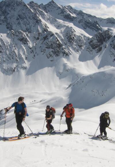 Nach der Querung auf den SO-Rücken der Karlesspitze. Im Hintergrund der mächtige Zwölferkogel (Gipfel nicht sichtbar) und rechts - gerade noch zu sehen - der Sulzkogel.
