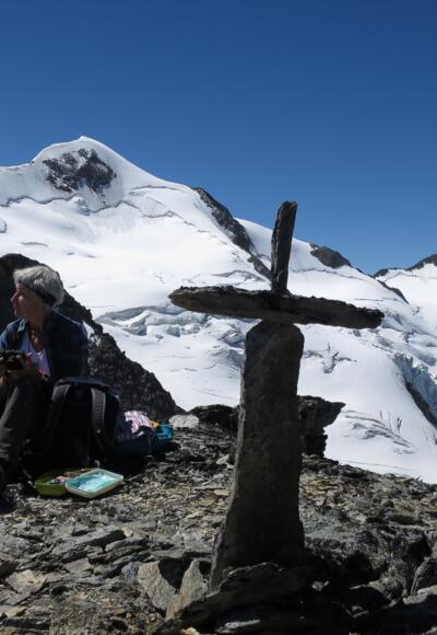 Der Gipfel der Hohen Wände, Gipfelkreuz selbstgebaut. Im Hintergrund die Wildspitze