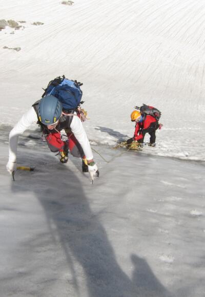 Ein solider Gletscherpickel ist für die Begehung der Nordflanke ausreichend. Ein Steileisgerät als Zweitgerät kann bei Bankeis dem Vorsteiger zusätzliche Sicherheit geben.