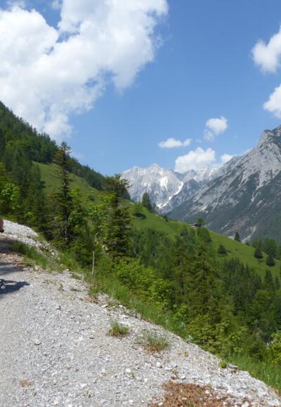 Hoch über dem Vomper Loch führt die Forststraße mit Blick auf die Karwendelberge zur Ganalm.