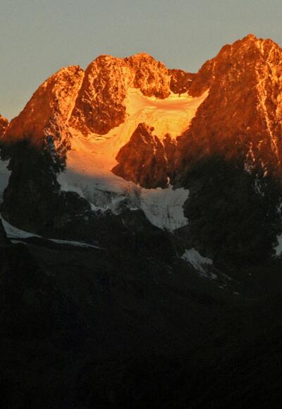Blick zur Wazespitze im ersten Morgenlicht