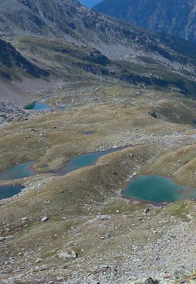 Die blauen Seen. Zum Baden am besten geeignet ist der am tiefsten gelegene See.