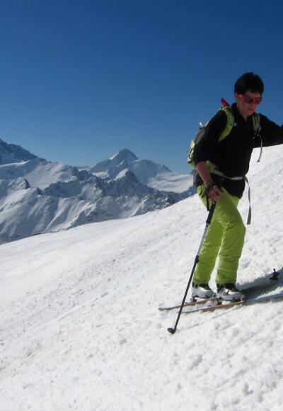 Unterwegs zum Glockturm, unweit des Skidepots. Hinten Weißseespitze (3510 m) und Weißkugel (3738 m).