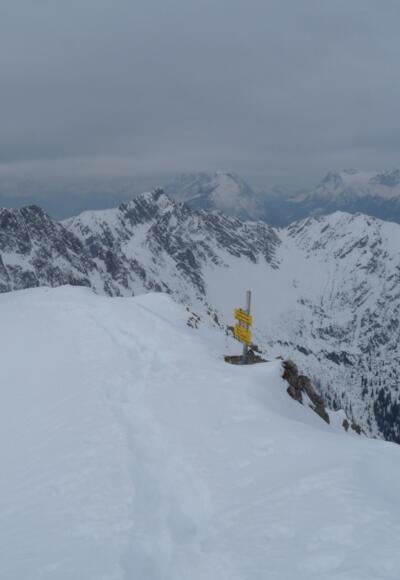 Blick hinüber zum beliebten Schitourengipfel der Kuhlochspitze.