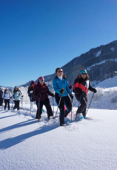Entlang vom Fluß entweder durch Tiefschnee oder auf der andere Seite über geräumte Straße