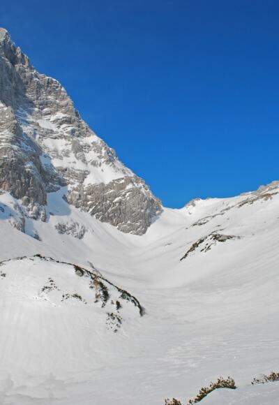 Nordgrat des Gr. Priel (links) und herrliche Firnhänge im oberen Kirtagkar (rechts)