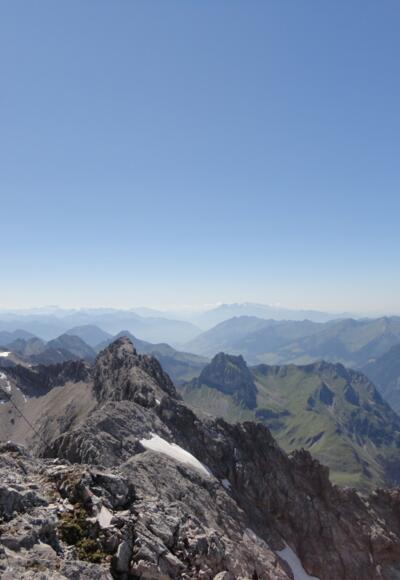 Aussicht vom Gipfel mit Kreuz