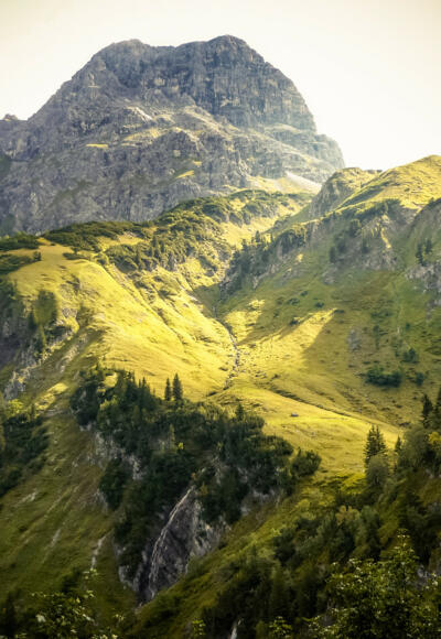 Hochalppass und der Bergfuß des Großen Widdersteins von Weitem noch