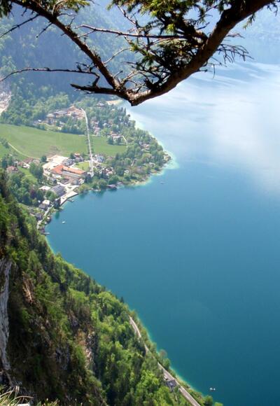 Tiefblick zum Attersee bei Weißenbach
