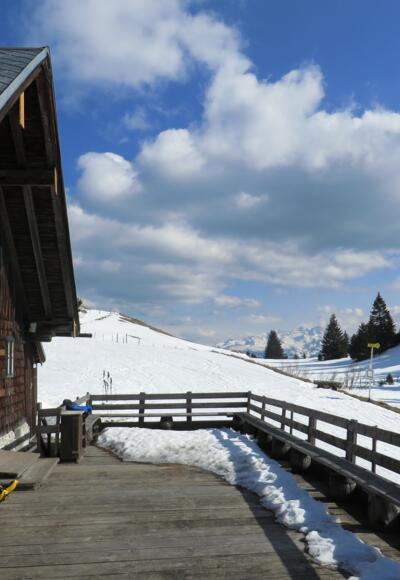 Rast an der geschlossenen Enzianhütte, vor der Straßenabfahrt
