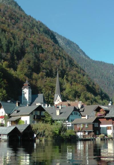 Unser Ziel: Hallstatt mit der Schiffsanlegestelle (rechts)