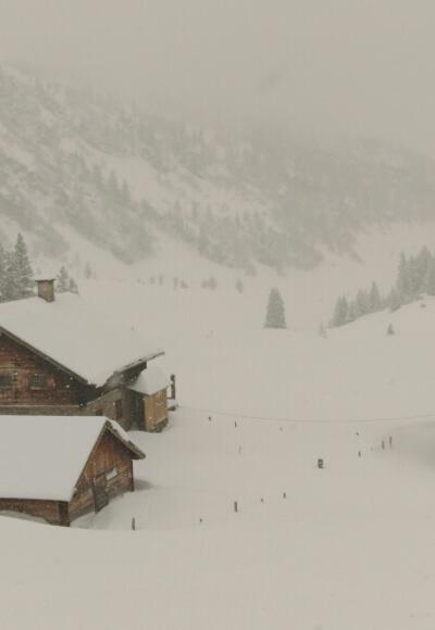 An dem Haus vorbei und dann nach links (von hier gesehen rechts)