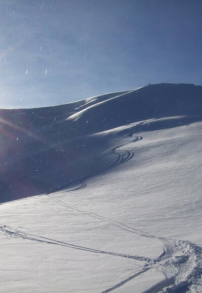 vom Gipfel weg eher flache Abfahrt