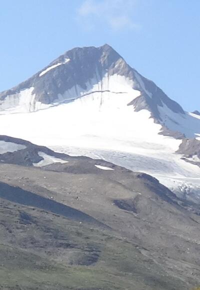 Finailspitze mit Hochjochferner vom Rofental aus. Links der Nord-Ost-Grat, der vom Hauslabjoch zum Gipfel führt.