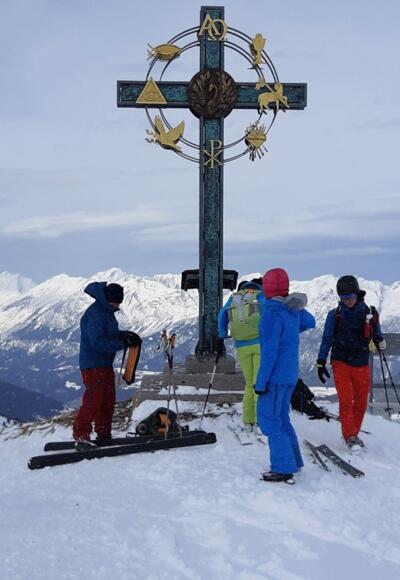 Das Friedenskreuz am Gipfel des Kleinen Gilfert.