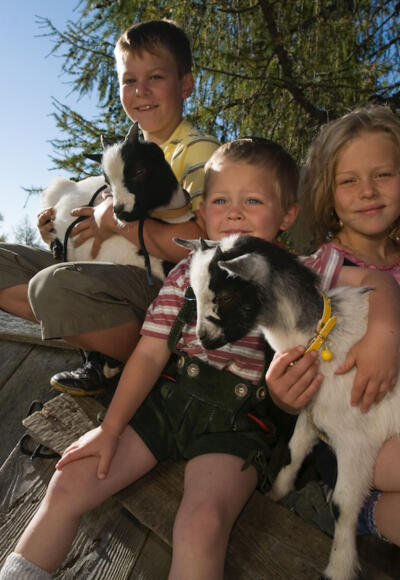 Kinder sitzend auf einer Hütte