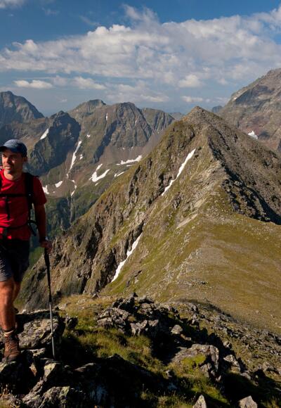 Die letzten Meter zum Pöllerhöhe-Gipfel; in Bildmitte der Verbindungsrücken zum Gr. Gangl, rechts dahinter der Hochgolling