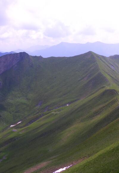 Gratverbindung zum Tristenwandkopf: links felsiger Hauptgipfel, rechts Südgipfel