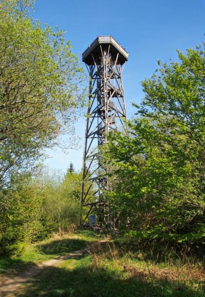 Dambergwarte, ein 1972 errichteter, hölzerner Aussichtsturm