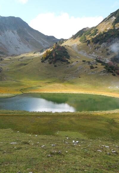 Delpssee im Herbst, Blick zur  Hütte