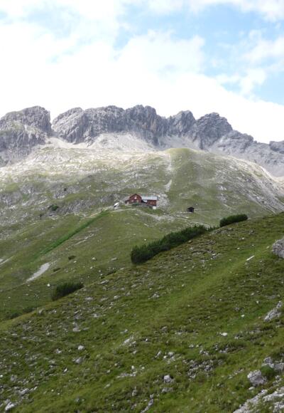 Hermann von Barth Hütte und rechts Plattenspitze
