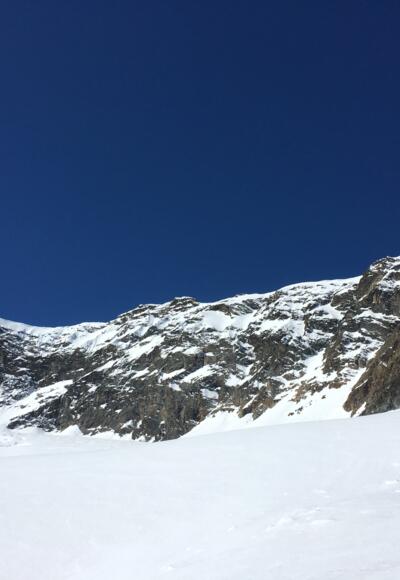 Schneeglocke rechts mit Rinne und Silvrettahorn links
