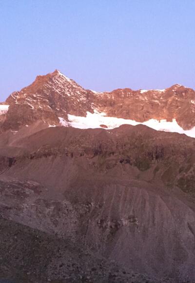 links Silvrettahorn und rechts Schneeglocke und Schattenspitze