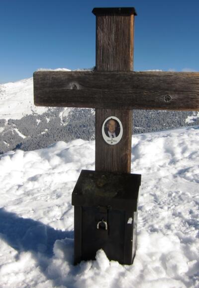 Das kleine Kreuz schmückt ein Portraitfoto des Everest-Erstbesteigers (1953, zusammen mit Tenzing Norgay).