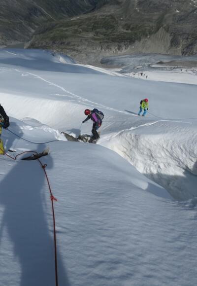 Über den Bergschrund unterhalb des Westgrates finden wir eine schmale Schneebrücke.