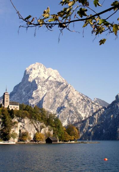 Traunsee 428m, mit Traunkirchen und Traunstein.