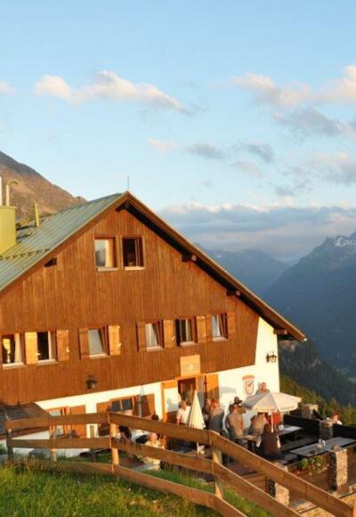 Ludwigsburger Hütte im Abendlicht