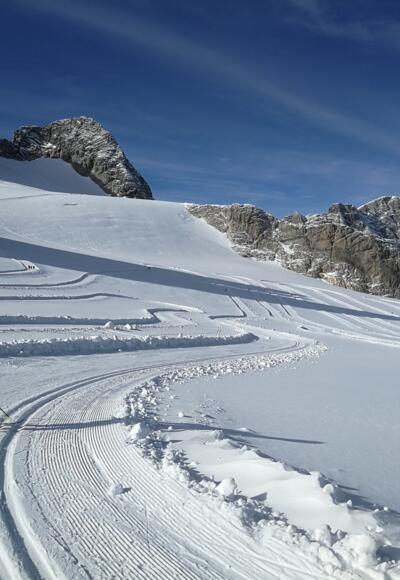 ... auf dem Hallstätter-Gletscher mit Blick zum Hohen Dachstein ...