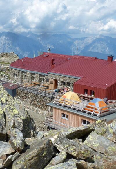 Glungezerhütte mit Roman’s Biwak (li), Schlafhütte „TuXer“ (re)  und „Base-Camp“