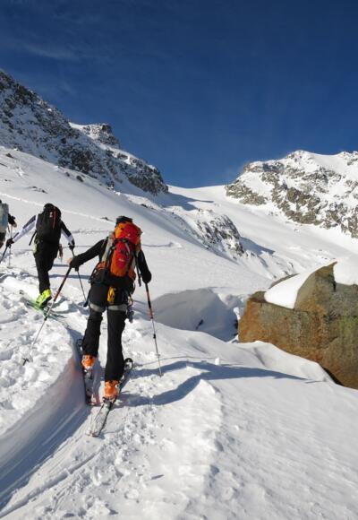 Die alte Seitenmoräne, sie markiert den letzten Gletscherhochstand um 1850, leitet uns ...