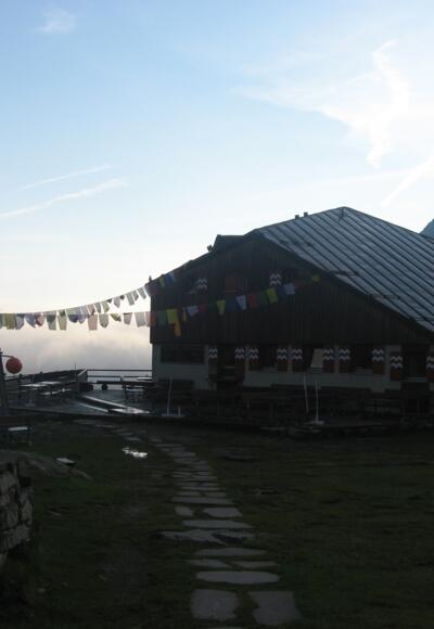 Die Sulzenauhütte um 06:00 Uhr früh.