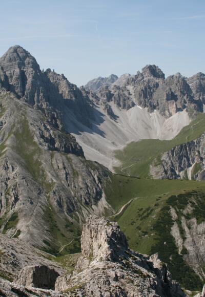 Grandioser Blick von der Nockspitze auf die "Dolomiten Nordtirols" mit dem Lizumer Kar. Markant ragt die Marchreisenspitze empor.