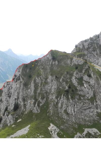 Verlauf der Route (rot) und der beiden Abstiegsvarianten (orange). Abnschnitte, Ansicht von NO (Zwerchwand). Nicht einsehbare Abschnitte der Tour sind gestrichelt eingezeichnet.