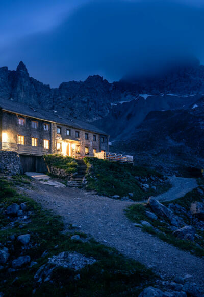 Die Lamsenjochhütte bei Nacht
