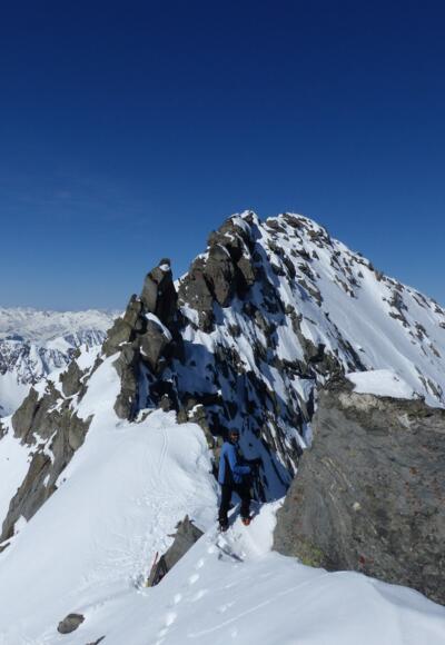 Blick über den schmalen Ostgrat zum Gipfel des Zillerkopfes (2995 m).