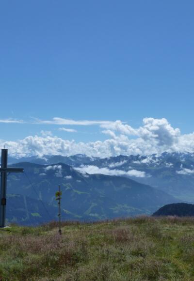 Am Gipfel der Sausteige mit Blick auf Grasberge und Tauern