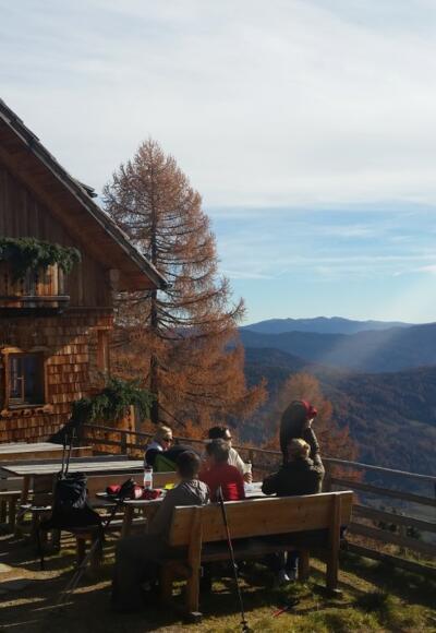 Sonnenreiche Almhütte
