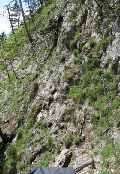 einzelne Stellen sind mit Ketten gesichert