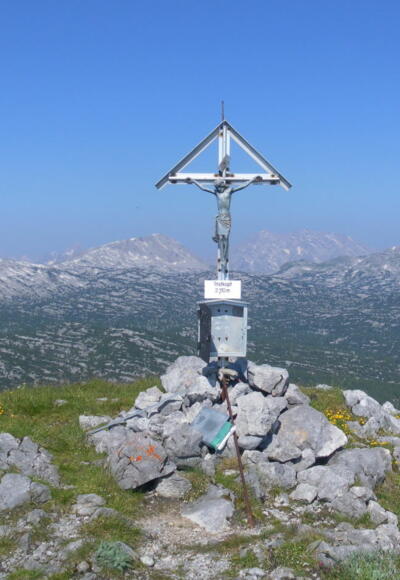 Tristkopf, jenseits der Karsthochfäche der Kahlersberg links und der Watzmann rechts des Kreuzes
