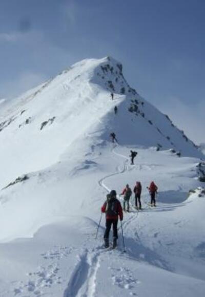 der steile Gipfelgrat