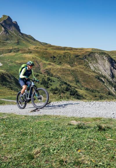 Mountainbiker am Fuße der Damülser Mittagspitze