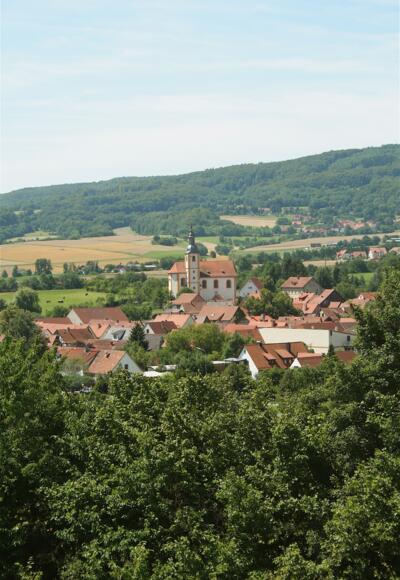 Auf der langen Abfahrt genießen wir auch den schönen Ausblick über Oberfladungen.