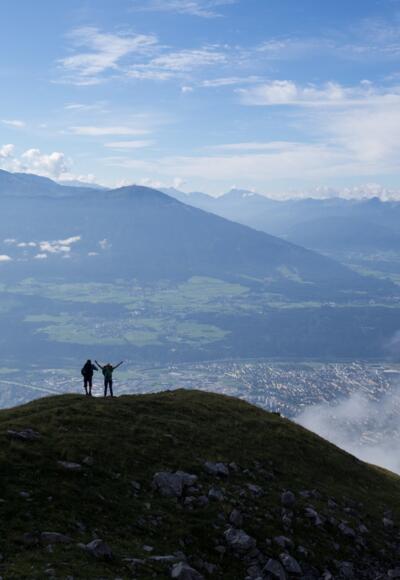 Am Südrand des Karwendels angekommen: Blick von der Arzler Scharte nach Süden übers Inntal auf Wipptal und ALpenhauptkamm